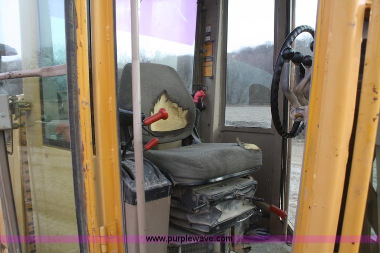 image for item F2993 1989 John Deere 770BH articulated motor grader