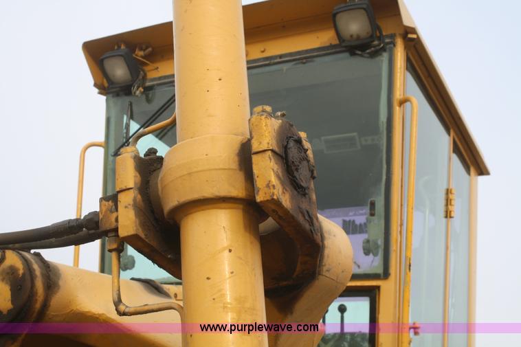 image for item F2993 1989 John Deere 770BH articulated motor grader