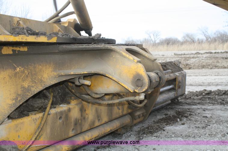 image for item F2993 1989 John Deere 770BH articulated motor grader