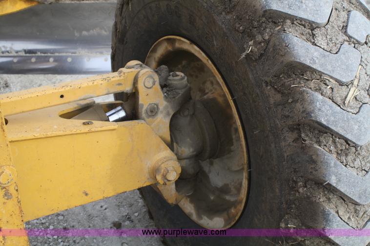 image for item F2993 1989 John Deere 770BH articulated motor grader