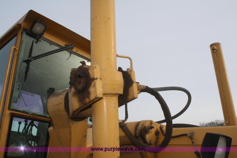 image for item F2993 1989 John Deere 770BH articulated motor grader