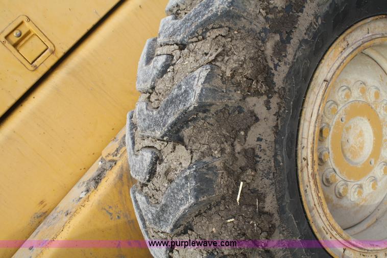 image for item F2993 1989 John Deere 770BH articulated motor grader