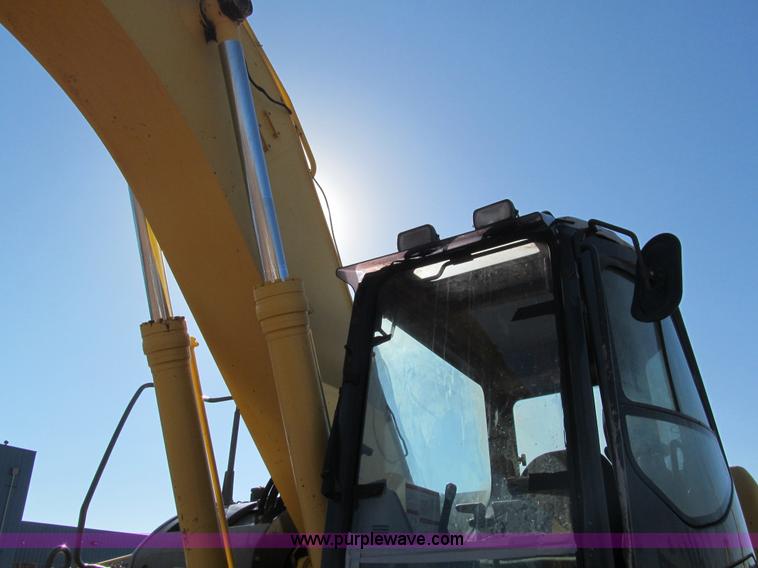 image for item F3128 2001 Komatsu PC228USLC-3 excavator