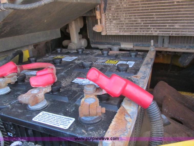 image for item F3128 2001 Komatsu PC228USLC-3 excavator