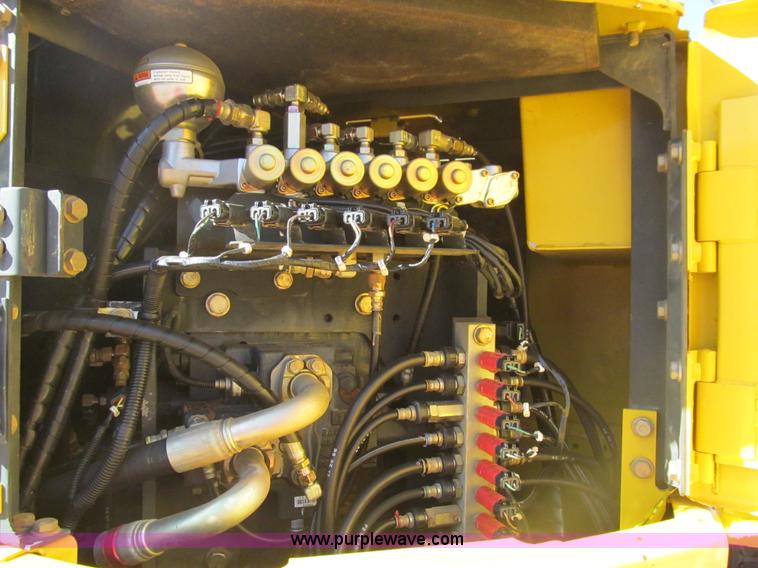 image for item F3128 2001 Komatsu PC228USLC-3 excavator