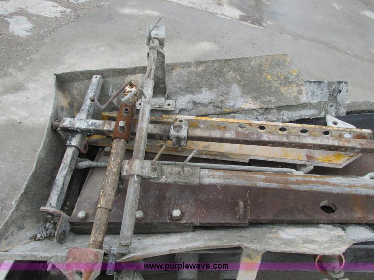 image for item F4387 1993 Gomaco GT6300 curb and gutter machine