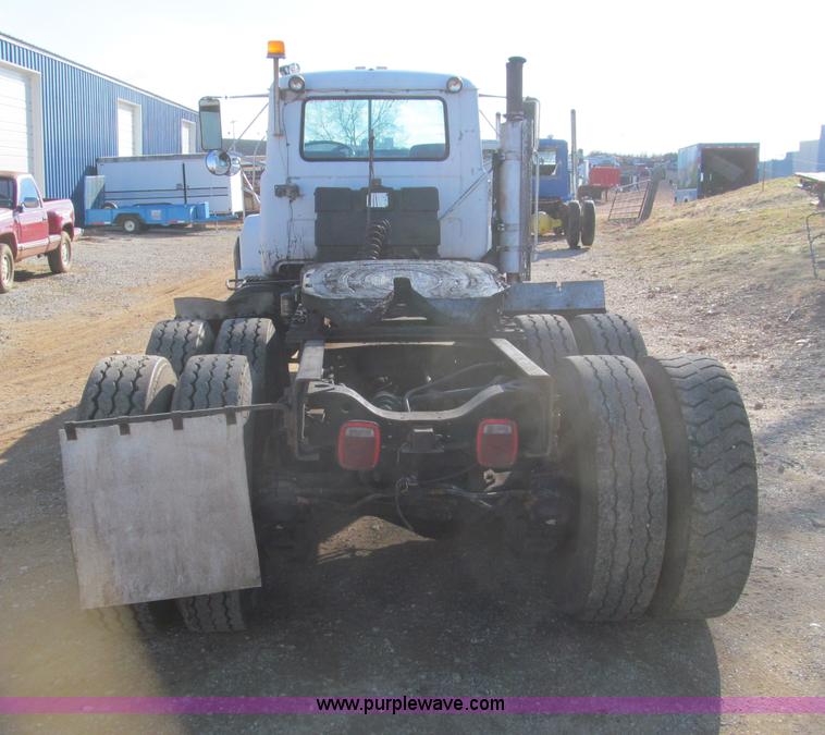 image for item F4690 1994 Mack RD688S semi truck