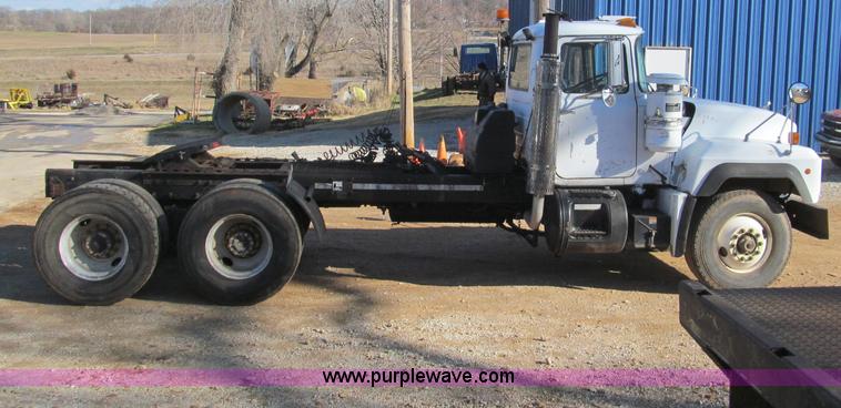 image for item F4690 1994 Mack RD688S semi truck