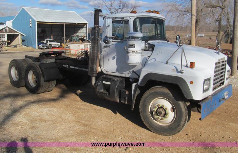 image for item F4690 1994 Mack RD688S semi truck