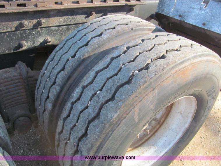 image for item F4690 1994 Mack RD688S semi truck