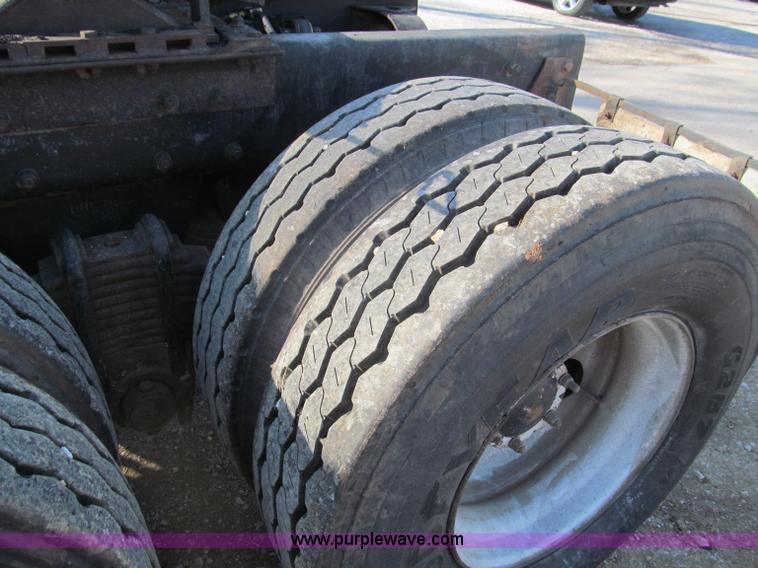 image for item F4690 1994 Mack RD688S semi truck