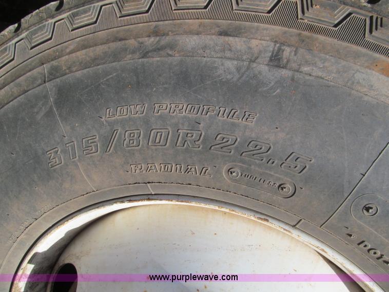 image for item F4690 1994 Mack RD688S semi truck