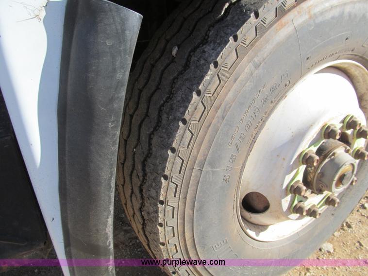 image for item F4690 1994 Mack RD688S semi truck