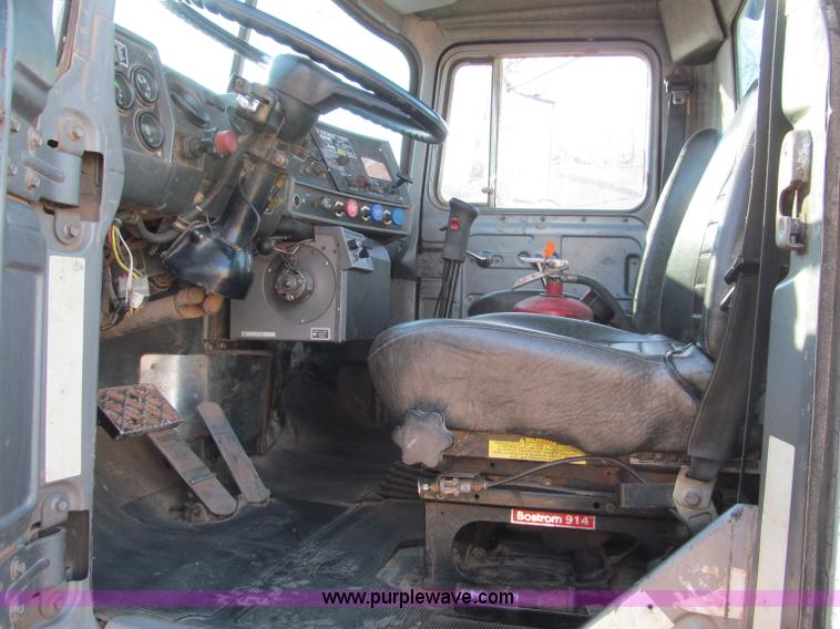 image for item F4690 1994 Mack RD688S semi truck