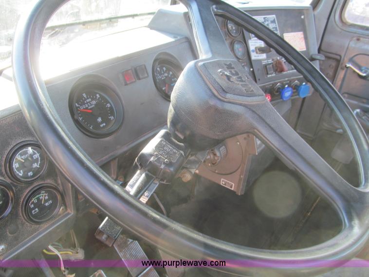 image for item F4690 1994 Mack RD688S semi truck