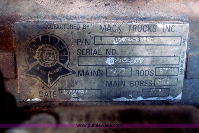 image for item F4690 1994 Mack RD688S semi truck