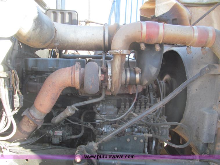 image for item F4690 1994 Mack RD688S semi truck