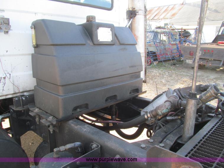 image for item F4690 1994 Mack RD688S semi truck