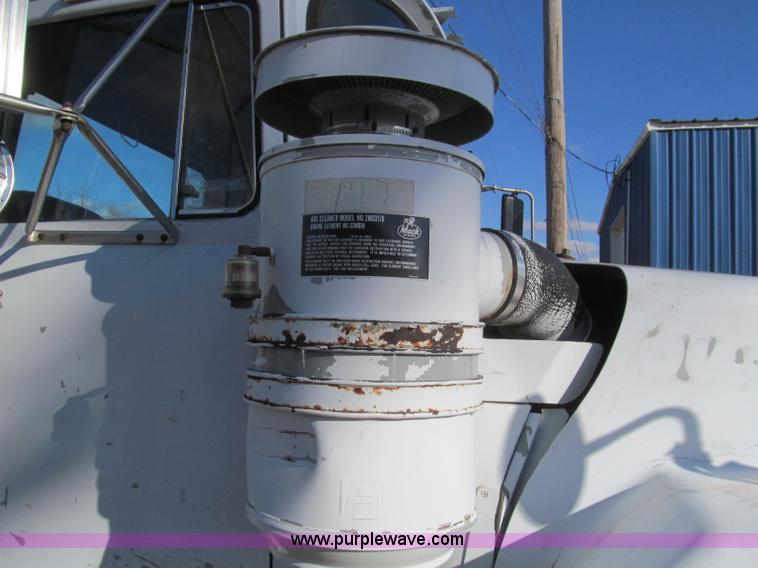 image for item F4690 1994 Mack RD688S semi truck