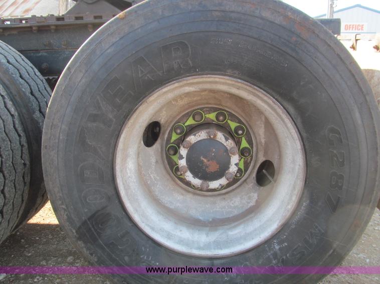 image for item F4690 1994 Mack RD688S semi truck