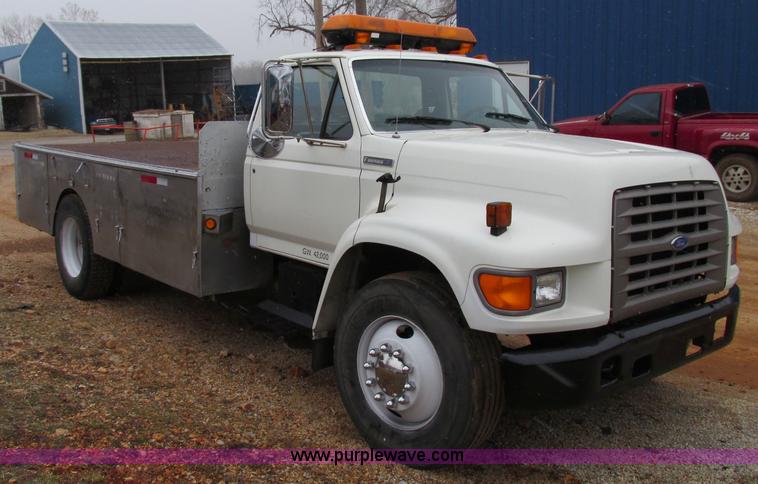 image for item F4706 1995 Ford F800 flatbed truck