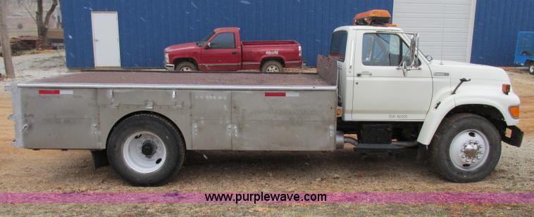 image for item F4706 1995 Ford F800 flatbed truck