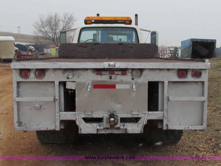 image for item F4706 1995 Ford F800 flatbed truck