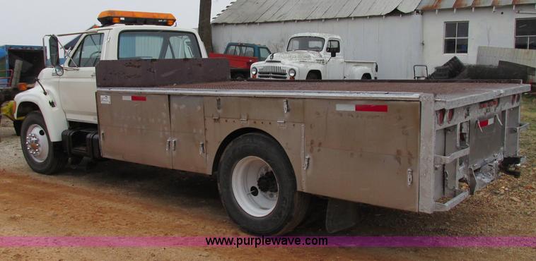 image for item F4706 1995 Ford F800 flatbed truck