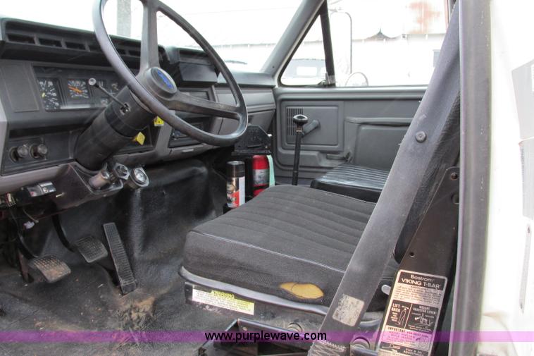 image for item F4706 1995 Ford F800 flatbed truck