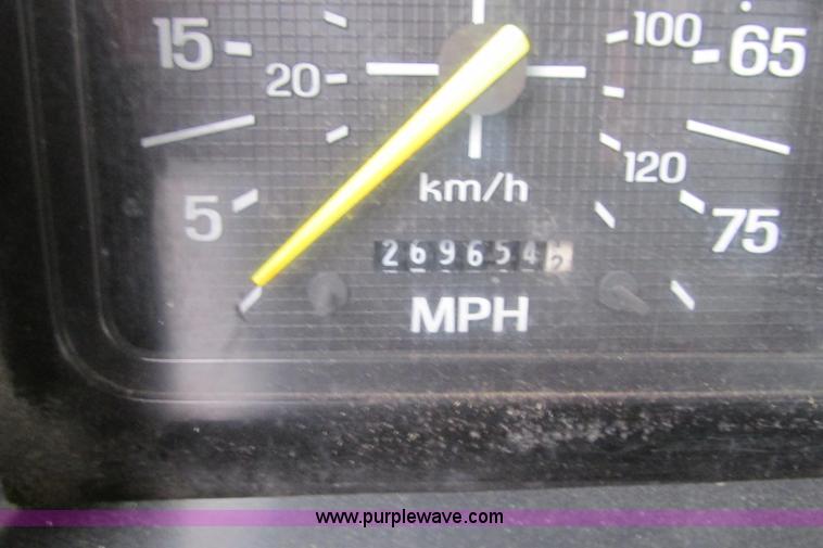 image for item F4706 1995 Ford F800 flatbed truck