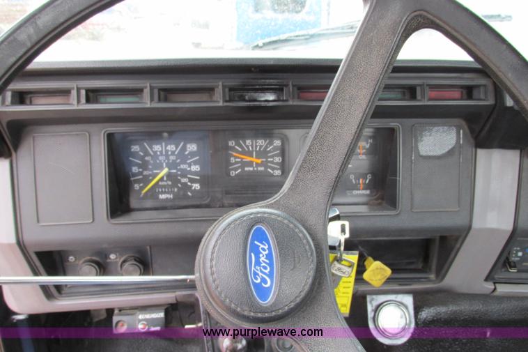 image for item F4706 1995 Ford F800 flatbed truck