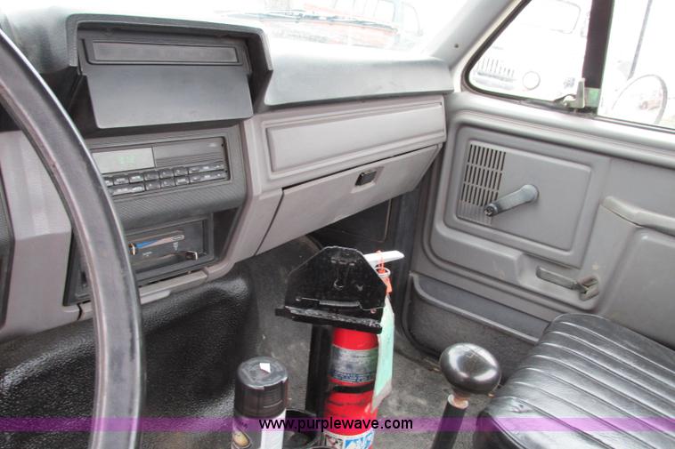 image for item F4706 1995 Ford F800 flatbed truck