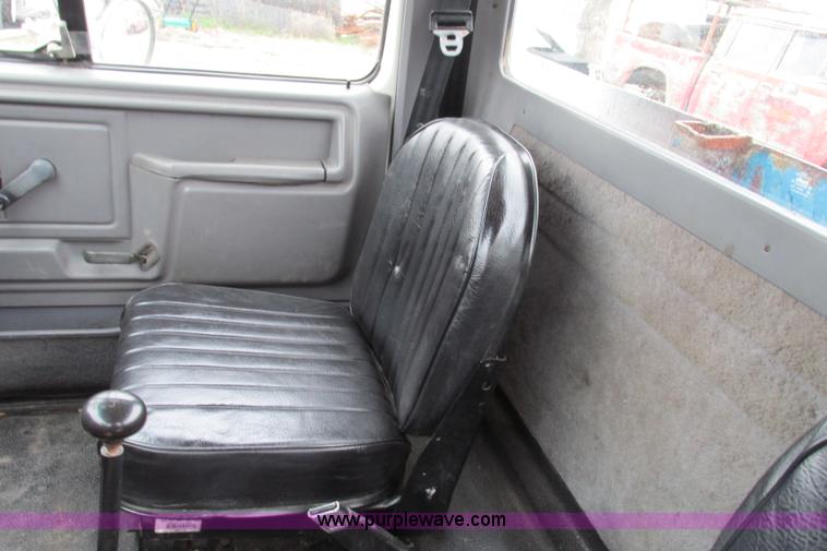 image for item F4706 1995 Ford F800 flatbed truck