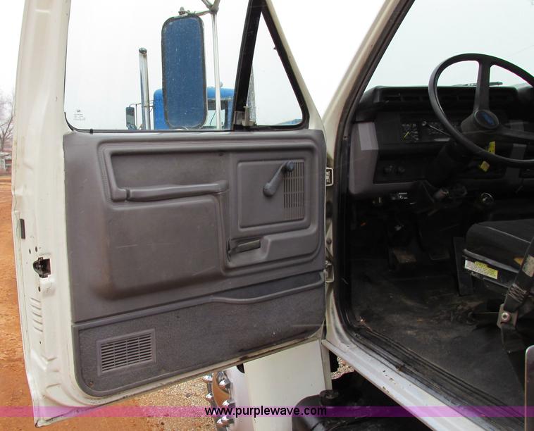 image for item F4706 1995 Ford F800 flatbed truck