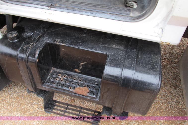 image for item F4706 1995 Ford F800 flatbed truck