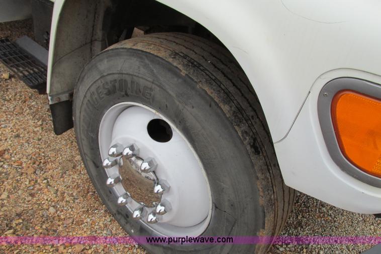 image for item F4706 1995 Ford F800 flatbed truck