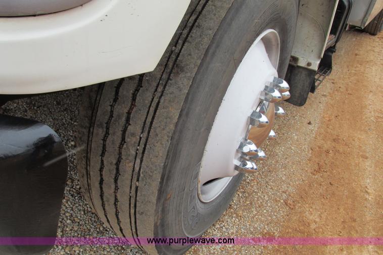 image for item F4706 1995 Ford F800 flatbed truck