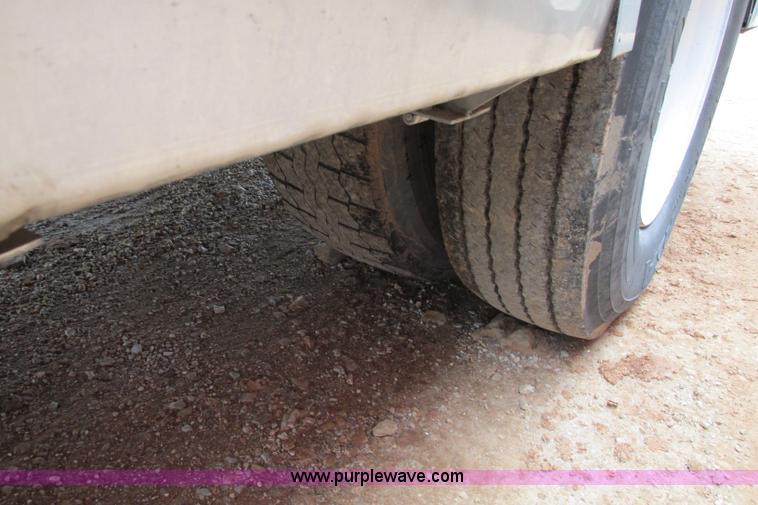 image for item F4706 1995 Ford F800 flatbed truck