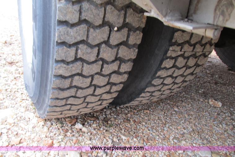 image for item F4706 1995 Ford F800 flatbed truck