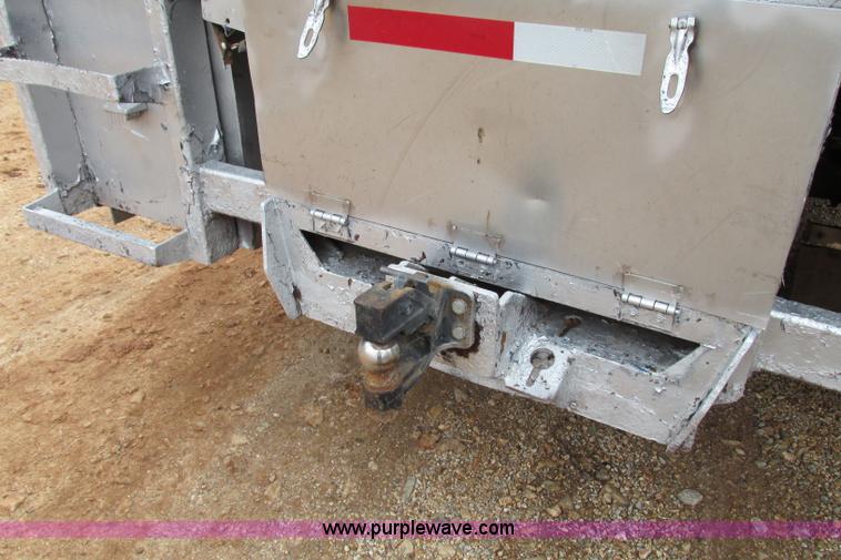 image for item F4706 1995 Ford F800 flatbed truck