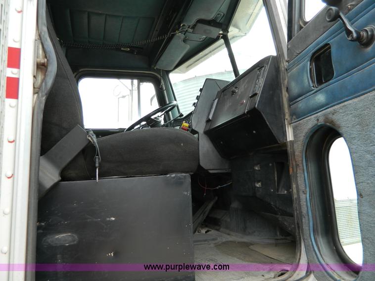 image for item G7614 1991 Peterbilt 377 dump truck