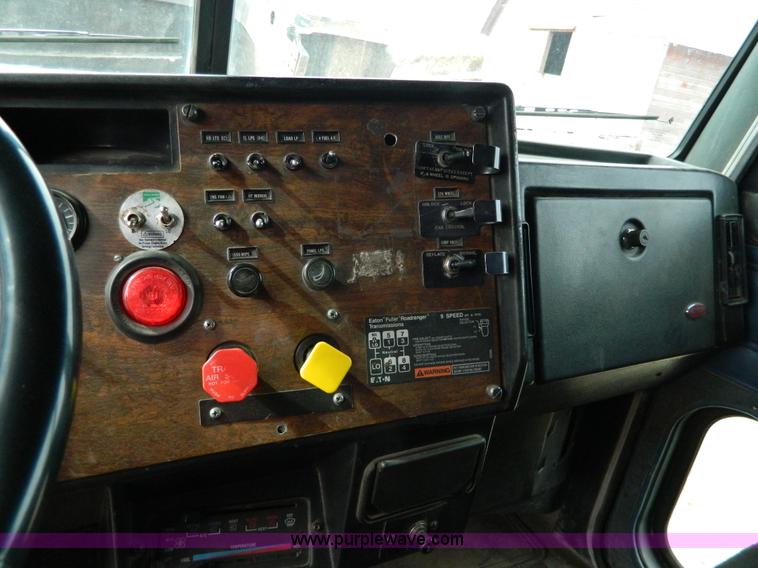 image for item G7614 1991 Peterbilt 377 dump truck