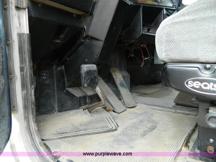 image for item G7614 1991 Peterbilt 377 dump truck