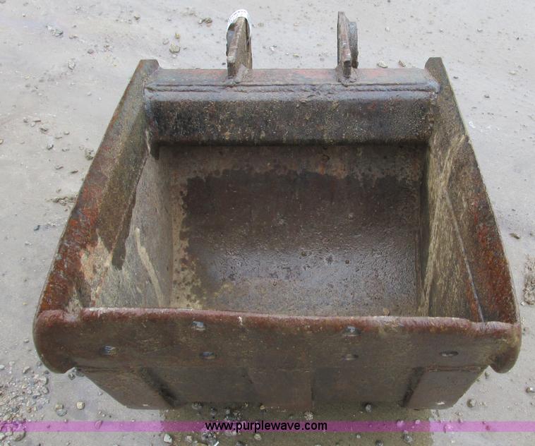 image for item X9777 18"W bucket