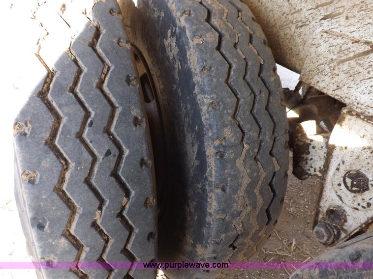 image for item F6398 2009 Dragon vacuum trailer