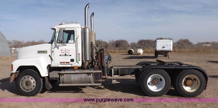 image for item F6399 1999 Mack CH613 semi truck