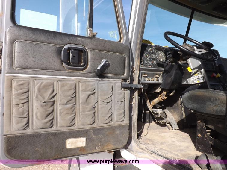 image for item F6399 1999 Mack CH613 semi truck