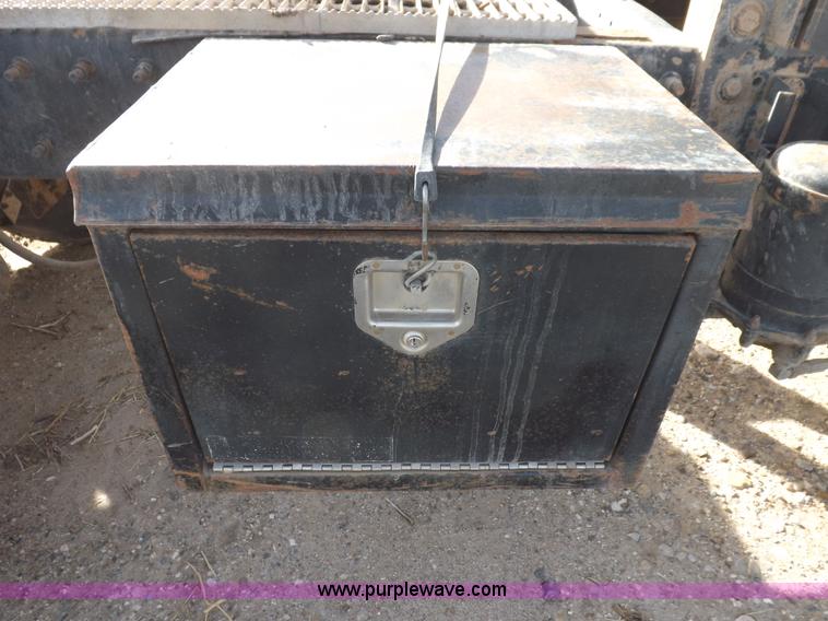 image for item F6399 1999 Mack CH613 semi truck