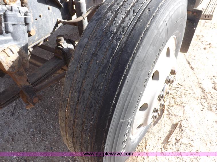 image for item F6399 1999 Mack CH613 semi truck