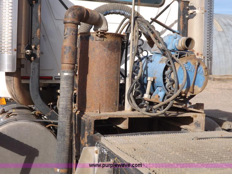 image for item F6399 1999 Mack CH613 semi truck